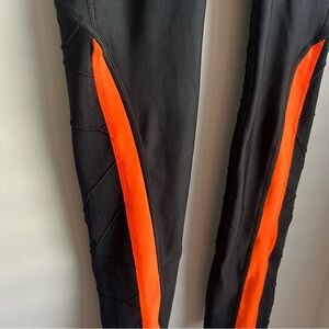 Under Armour HEATGEAR Compression Leggings w/ Cutout Details - Small